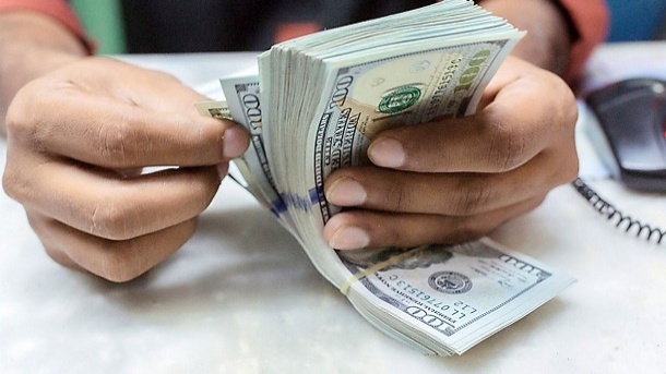 دلار در ابتدای 98 هزار تومان آرام گرفت