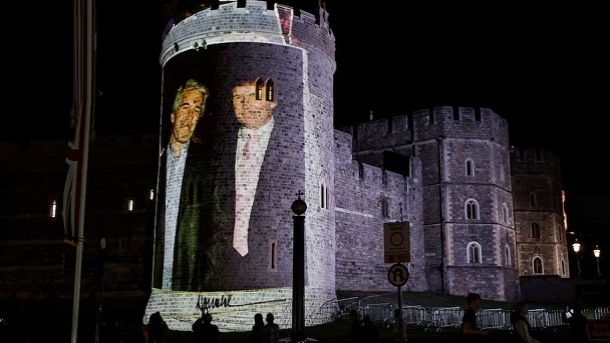 نمایش تصاویر جنجالی از «ترامپ» در انگلیس همزمان با سفر وی