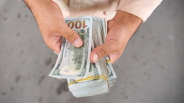 دو خاطره تلخ از دلار 100 هزار تومانی