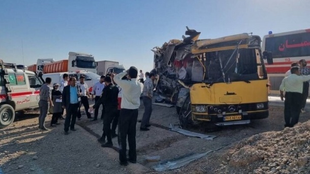 ۲ دختر دانشجو در تصادف اتوبوس با کامیون جان باختند و ۱۱ دختر نیز مجروح شدند