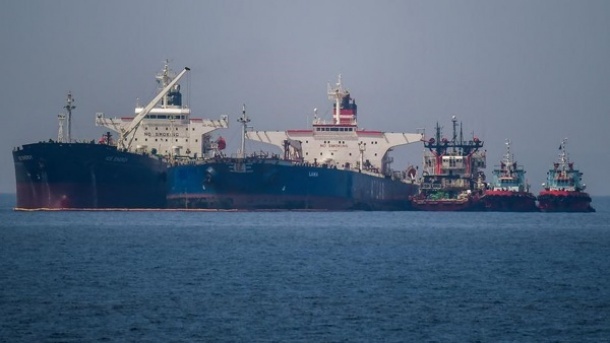 نشریه انگلیسی: چین مانعی برای خرید نفت ایران نمی‌بیند