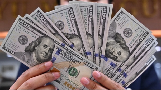 ورود همزمان بانک مرکزی به بازار رسمی و غیررسمی ارز