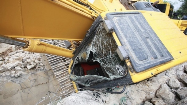 مرگ راننده بیل مکانیکی در سقوط از ارتفاع