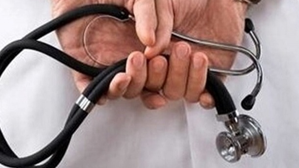 پلیس در تعقیب خواننده ای که کلینیک پزشکی غیرمجاز داشت