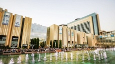 پول این زرق و برق از جیب مردم پرداخت شده است