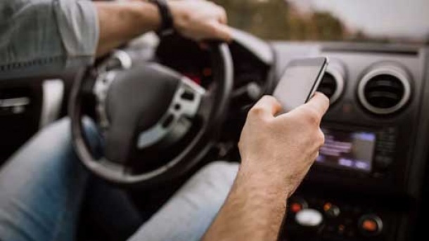 کار با گوشی پشت فرمان تسلا