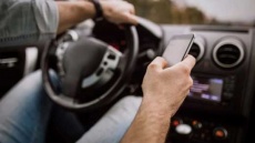 کار با گوشی پشت فرمان تسلا