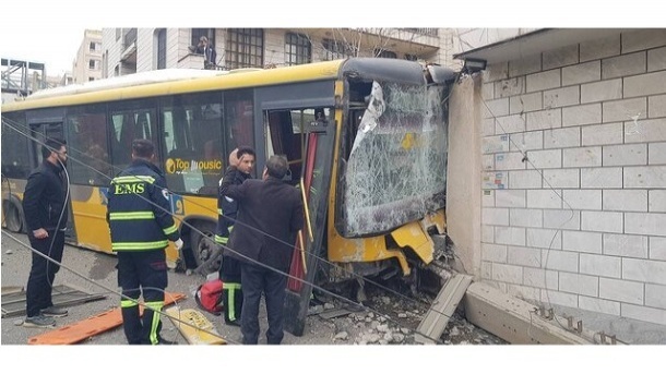 برخورد شدید اتوبوس با دیوار