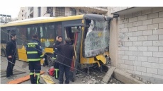 برخورد شدید اتوبوس با دیوار