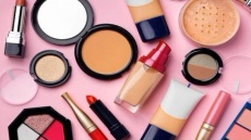 اشتباهات رایج در روتین آرایش روزانه؛ از نادیده گرفتن کرم ضد آفتاب تا آسیب‌های پوستی