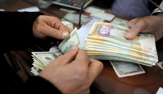 چرا نوسان قیمت طلا و ارز در ایران عجیب است؟