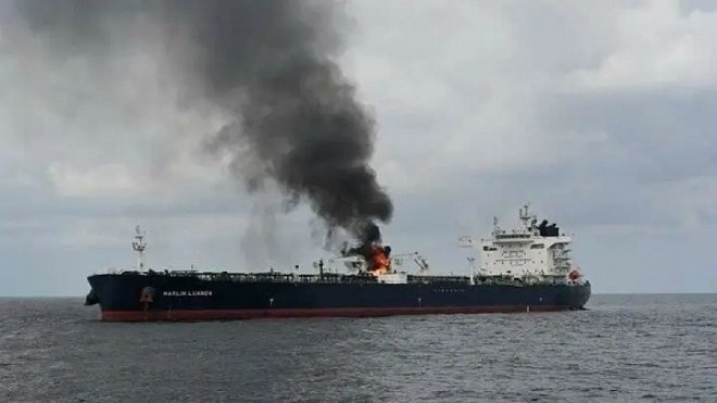 دو نفتکش که قصد تردد در مسیر ناایمن تنگه هرمز را داشتند منفجر شدند