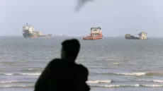 تنگهٔ هرمز همچنان مسدود است