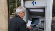 رفتار عجیب بانک رفاه در کم کردن حقوق بازنشستگان