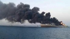 2 نفتکش غول‌پیکر در تنگه هرمز هدف پرتابه قرار گرفتند