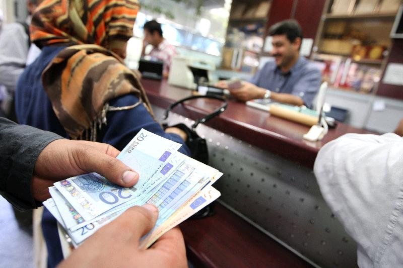 کاهش بهای رسمی پوند و یورو