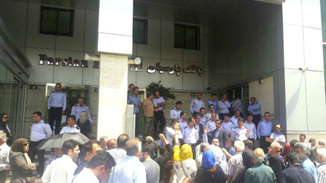 سپردهگذاران موسسه ثامن الحجج مقابل بانک پارسیان تجمع کردند