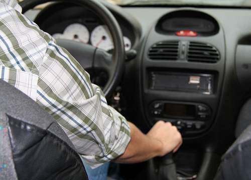 دست خود را روی دستهدنده نگه ندارید