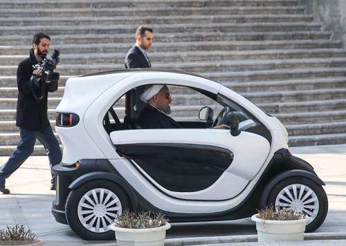 رانندگی دکتر روحانی با خودرو برقی