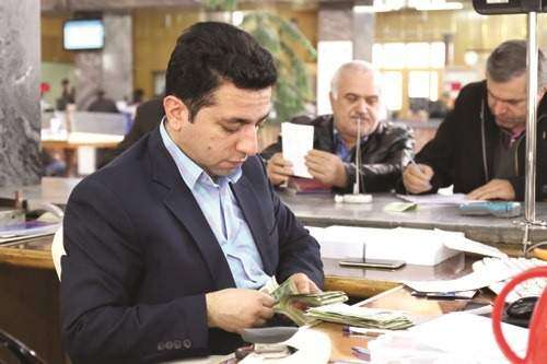 یک روز سخت، پشت باجه بانکی/ مشکلات کارمندان بانکها