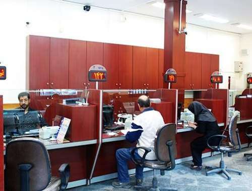 رهبری بازار پول در دست بانک‌‌ها و مؤسسات کوچک