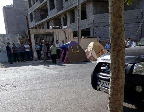مالباختگان آریانا مقابل ساختمان نیمه‎کاره پروژه چادر زدند
