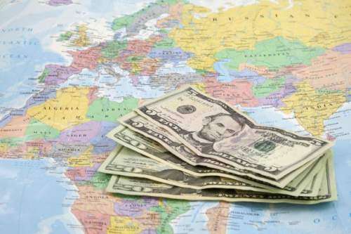 ارزش دلار آمریکا 10 تا 20 درصد بالاتر از رقم واقعی آن است