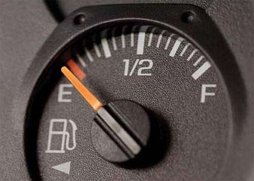 بعد از روشن‌شدن چراغ اخطار بنزین چند کیلومتر میتوان رانندگی کرد؟