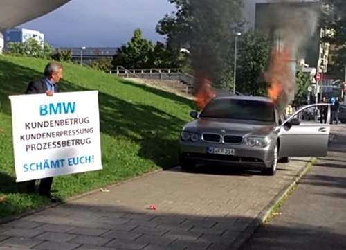 آتشزدن خودروی BMW به نشانه اعتراض
