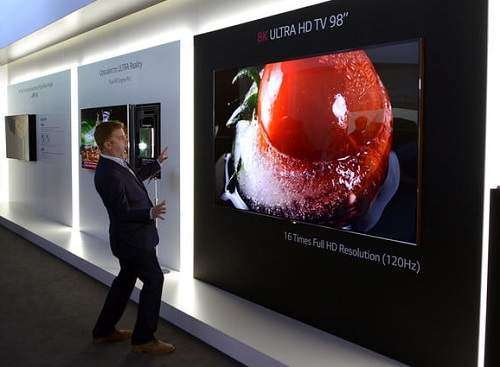 رونمایی از نخستین تلویزیون 98 اینچی با رزولوشن 8K