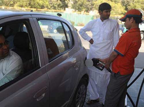 قیمت سوخت در پاکستان بار دیگر افزایش یافت