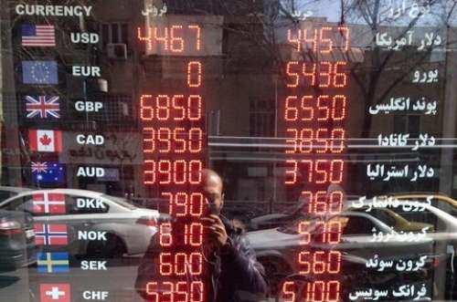 فروش دلار آزاد حداقل 300 تومان بالاتر از قیمت صرافی‌ها!