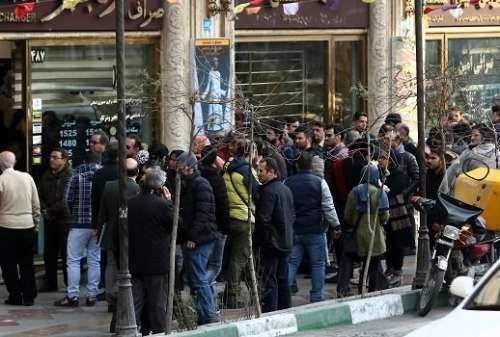 صرافیها خطاب به مردم برای خرید ارز دولتی: ساعت 6 صبح نوبت بگیرید!