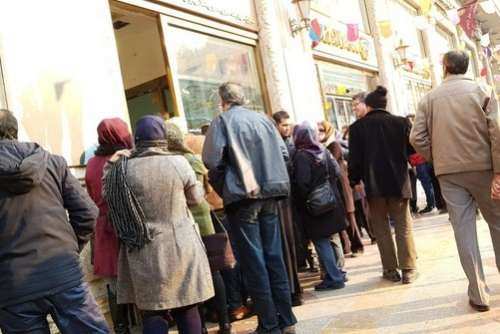 صفهای طولانی برای خرید ارز دولتی در تهران!