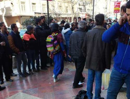 تشکیل صف خرید دلار به ساعت 4 صبح کشید!