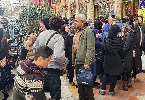 دلار فروشی شغل بسیاری از افراد شده است