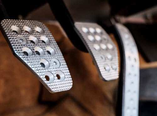 آیا گرفتن کلاچ پیش از استارت زدن خودرو لازم است؟