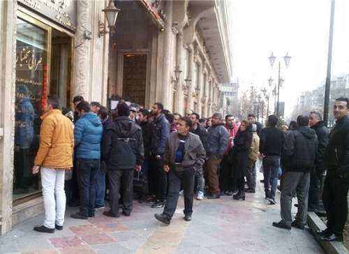 چرا برای خرید دلار صف می‌کشیم؟