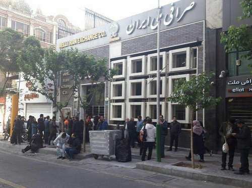 مردم برای خرید دلار دوباره صف کشیدند