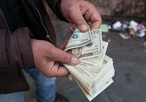 خرید و فروش دلار قاچاق رونق گرفت