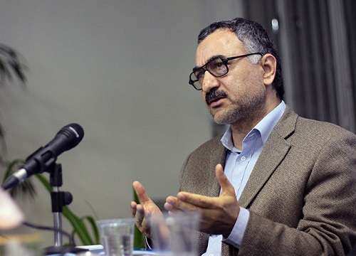 نباید بازار آزاد ارز را غیرقانونی اعلام می کردیم