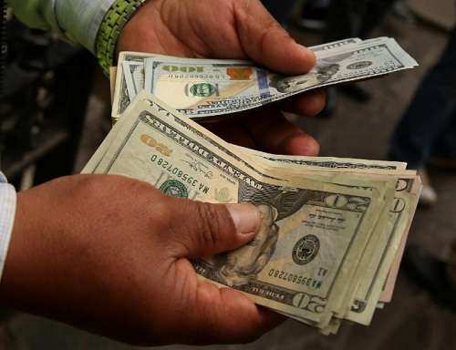 فروش دلار 4208 تومانی به واردکنندگان، خیانت به مردم است