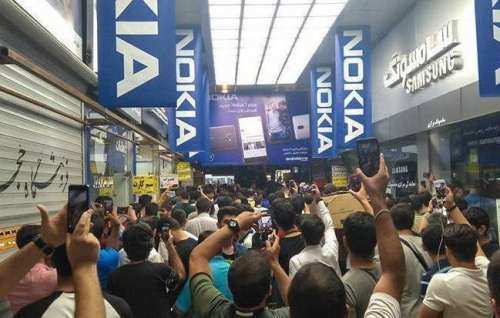 تمام فروشگاههای بازار موبایل پس از جنجال فراوان در تهران دوباره باز شدند