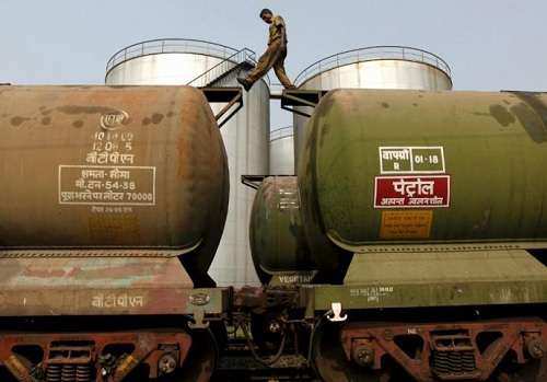 هند برای کاهش شدید یا حتی توقف واردات نفت از ایران آماده میشود