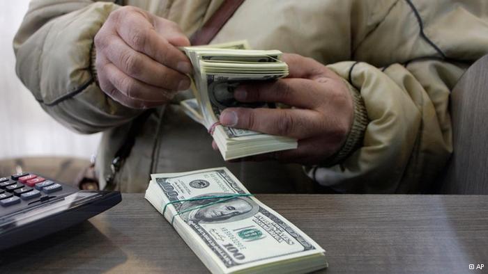 صرافان گرانی دلار را گردن مذاکرات انداختند