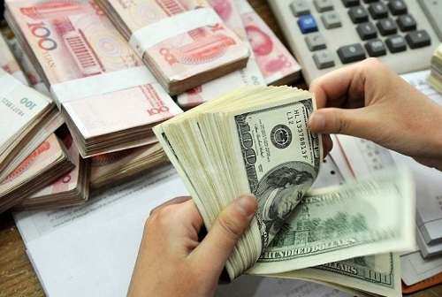 لاهوتی به نقل از همتی: فضا به سمت کاهش قیمت ارز میرود