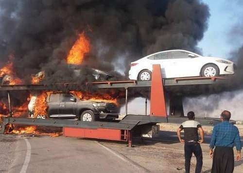آتشگرفتن تریلی حامل خودروهای لوکس در جاده بندرعباس/ فیلم