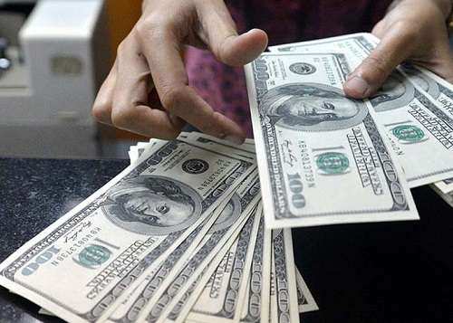 عرضه دلار در بازار بیمشتری ماند