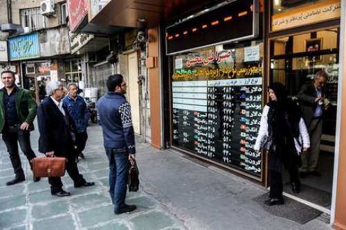 واکنش صرافان و صادرکنندگان به فروش ارز صادراتی به صرافیها