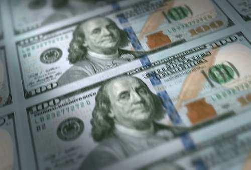دلار در بازار جهانی همچنان در سراشیبی سقوط